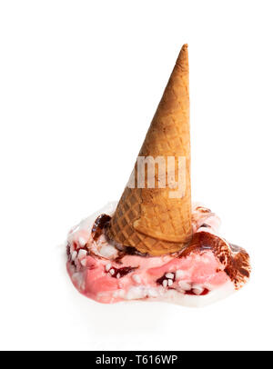 Schmelzende Eis isoliert auf weißem Stockfoto