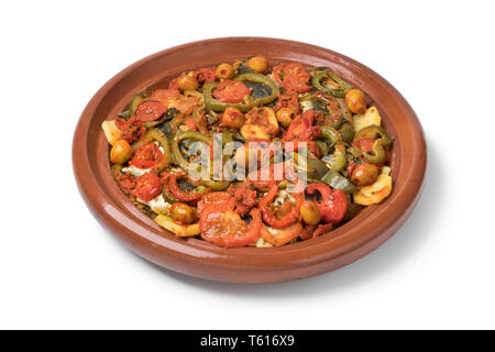 Traditionelle marokkanische Tajine mit Sardinen und Gemüse auf weißem Hintergrund Stockfoto