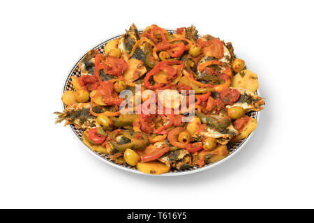 Traditionelle marokkanische Gerichte mit Sardinen und Gemüse auf weißem Hintergrund Stockfoto