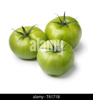 Drei frischen grünen unreifen Tomaten auf weißem Hintergrund Stockfoto