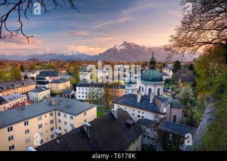 Salzburg, Österreich.Stadtbild des Salzburg, Österreich während des Frühlings Sonnenuntergang. Stockfoto