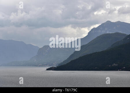 Blick auf Santa Maria Rezzonico von piona in bewölkten Tag. Stockfoto