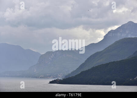 Blick auf Santa Maria Rezzonico von piona in bewölkten Tag. Stockfoto