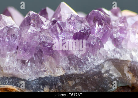 Schöner rosafarbener Amethyst-Edelstein als Nahaufnahme in Makroansicht mit Details von Kristallmineralien und Luxusschmuck als kostbare Textur in violettem Pink-Violett Stockfoto