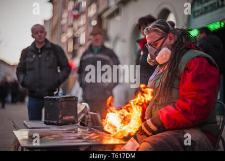 Sprühfarbe Künstler sein Kunstwerk Endbearbeitung Stockfoto