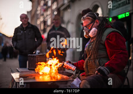 Sprühfarbe Künstler sein Kunstwerk Endbearbeitung Stockfoto