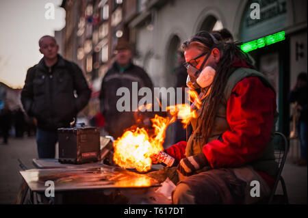 Sprühfarbe Künstler sein Kunstwerk Endbearbeitung Stockfoto