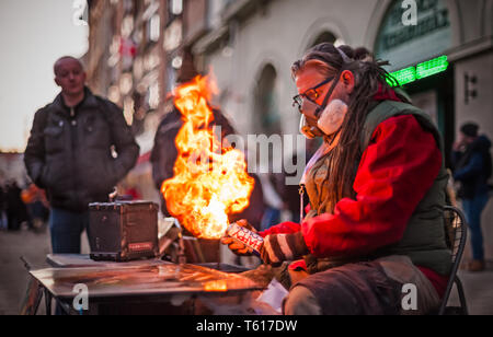 Sprühfarbe Künstler sein Kunstwerk Endbearbeitung Stockfoto