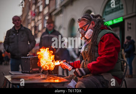 Sprühfarbe Künstler sein Kunstwerk Endbearbeitung Stockfoto