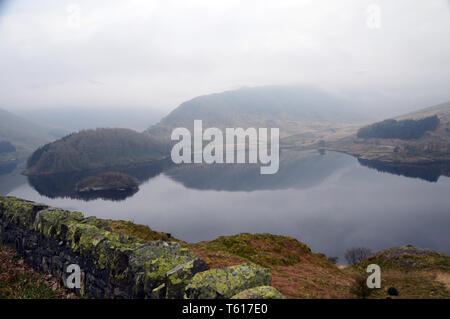 Niedrige Cloud auf der Östlichen Grat der Wainwright High Street und Haweswater Reservoir in der Nähe von mardale Kopf im Nationalpark Lake District, Cumbria. Stockfoto