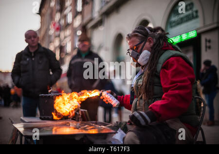 Sprühfarbe Künstler sein Kunstwerk Endbearbeitung Stockfoto