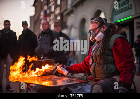 Sprühfarbe Künstler sein Kunstwerk Endbearbeitung Stockfoto