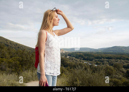 attraktive Frau im freien Stockfoto