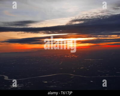 Die Sonne in der Stadt schießen aus dem Flugzeug Stockfoto