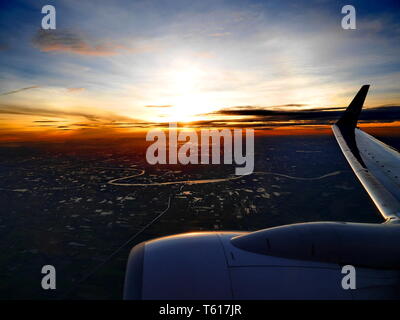 Die Sonne in der Stadt schießen aus dem Flugzeug Stockfoto