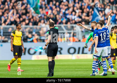 27. April 2019 Dortmund, Deutschland Fußball Bundesliga Borussia Dortmund gegen Schalke 04 L-R Scheidsrechter Daniel Siebert (Berlin) Stockfoto