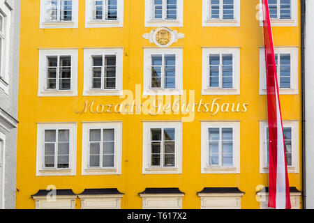 Mozart Haus Salzburg, Detail der vorderen von Mozarts Geburtshaus in der Getreidegasse (Geburtshaus) in der Altstadt von Salzburg, Österreich. Stockfoto