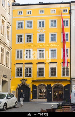 Salzburg Mozart Haus, mit Blick auf die Vorderseite der Mozarts Geburtshaus (Geburtshaus) in der Getreidegasse in der Altstadt von Salzburg, Österreich. Stockfoto