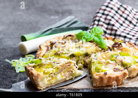 Tarte mit Speck und Käse auf dem Holztisch Stockfoto