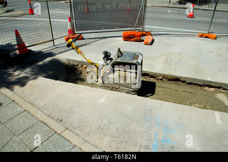 Industrielle Vibrationsplatte im Straßenbau Stockfoto