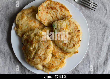 Kartoffel Pan Kuchen auf weiße Platte - Ansicht von Oben der käsigen Hash Browns Stockfoto