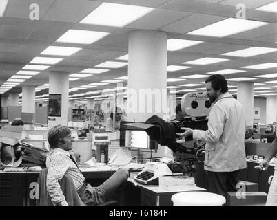 Robert Redford als Bob Woodward und Regisseur Alan J. flog Pakula ALLE DER PRÄSIDENT DER MÄNNER 1976 am Set der Dreharbeiten candid Wildwood/Wildwood Enterprises/Warner Bros. Stockfoto