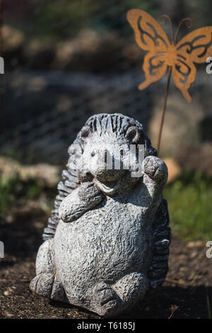 Schönen kleinen Garten Statue einer winkenden Igel in Deutschland Stockfoto