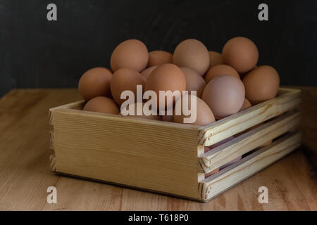 Eier in einem hölzernen Ei Fach-Bild horizontal Stockfoto
