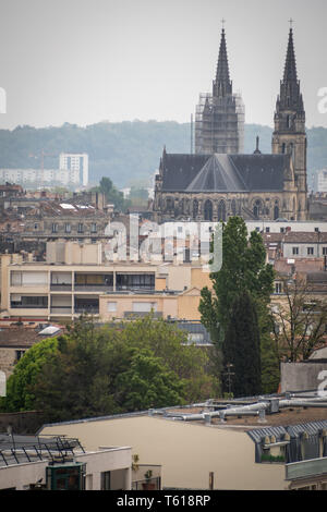 Die Dächer und die Kathedrale der Stadt Bordeaux in Frankreich Stockfoto