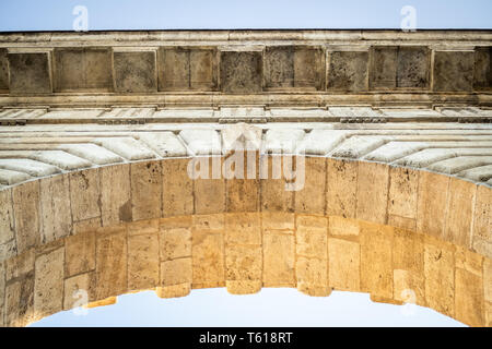 Close-up auf das Tor von Quai de la Monnaie in Bordeaux, Frankreich, französische Architektur Stockfoto