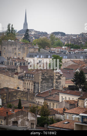 Die Dächer und die Kathedrale von Bordeaux in Frankreich Stockfoto