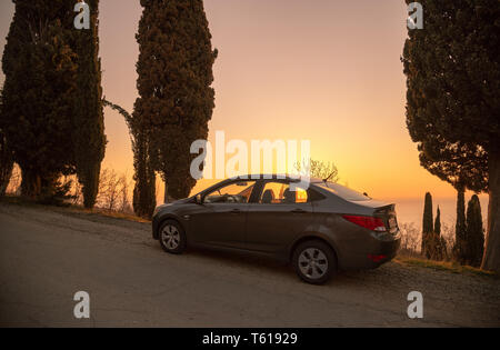 Sewastopol, Republik Krim - März 23, 2019: Das Auto Hyundai Solaris ist in der Natur geparkt. Giad Akzent/Hyundai Nicht-avega/Hyundai Brio/Dodge Verna Stockfoto