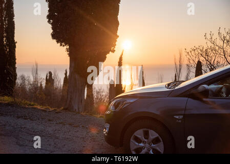 Sewastopol, Republik Krim - März 23, 2019: Das Auto Hyundai Solaris ist in der Natur geparkt. Giad Akzent/Hyundai Nicht-avega/Hyundai Brio/Dodge Verna Stockfoto