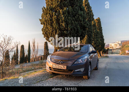 Sewastopol, Republik Krim - März 23, 2019: Das Auto Hyundai Solaris ist in der Natur geparkt. Giad Akzent/Hyundai Nicht-avega/Hyundai Brio/Dodge Verna Stockfoto