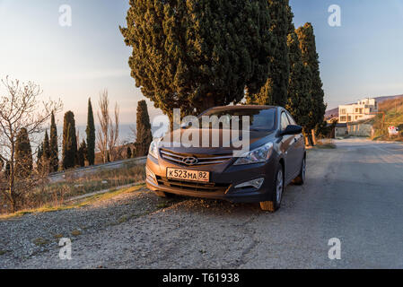 Sewastopol, Republik Krim - März 23, 2019: Das Auto Hyundai Solaris ist in der Natur geparkt. Giad Akzent/Hyundai Nicht-avega/Hyundai Brio/Dodge Verna Stockfoto