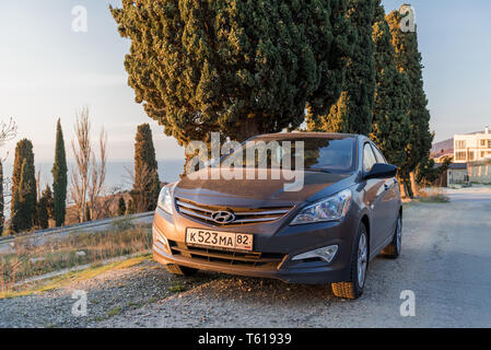 Sewastopol, Republik Krim - März 23, 2019: Das Auto Hyundai Solaris ist in der Natur geparkt. Giad Akzent/Hyundai Nicht-avega/Hyundai Brio/Dodge Verna Stockfoto