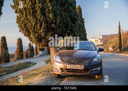 Sewastopol, Republik Krim - März 23, 2019: Das Auto Hyundai Solaris ist in der Natur geparkt. Giad Akzent/Hyundai Nicht-avega/Hyundai Brio/Dodge Verna Stockfoto