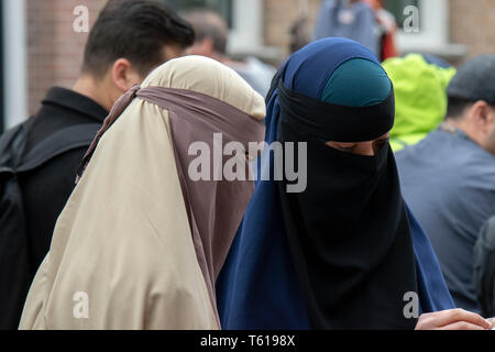 Frauen mit Burka in Amsterdam Die Niederlande 2019 Stockfoto