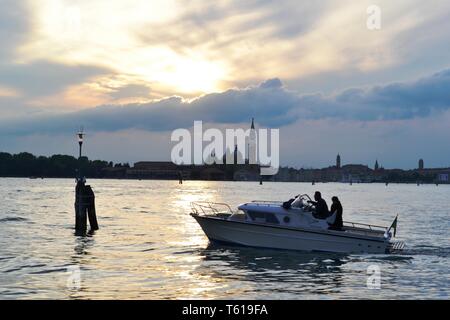 Venedig / Italien - April 20, 2014: Panoramablick zu den schönen Sonnenuntergang über der Lagune von Venedig, cloudscape, Stadtbild der Insel San Giorgio Maggiore. Stockfoto