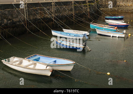 Ruderboote gefesselt in einem Hafen Stockfoto