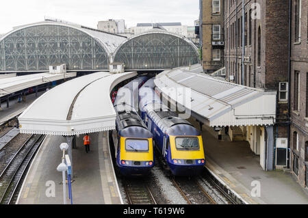 Züge auf der Plattform am Bahnhof Paddington Stockfoto