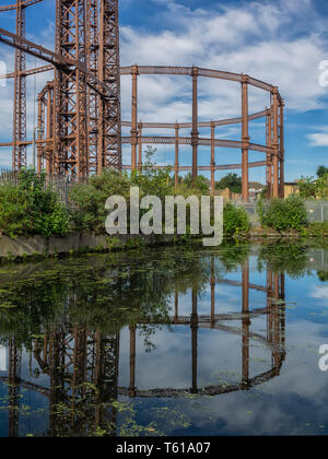 LONDON, Großbritannien - 23. JUNI 2018: Blick über den Regents Canal zu nicht verwendeten Gashaltern Stockfoto