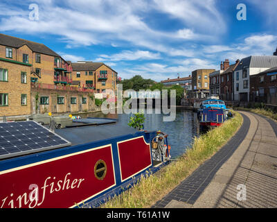 LONDON, Großbritannien - 23. JUNI 2018: Blick auf den Towpath des Regent's Canal in Hackney Stockfoto