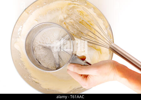 Backen Bäckerei Konzept Eier mischen mit Zutaten für selbstgemachte Kuchen auf weißem Hintergrund Schlagsahne Stockfoto