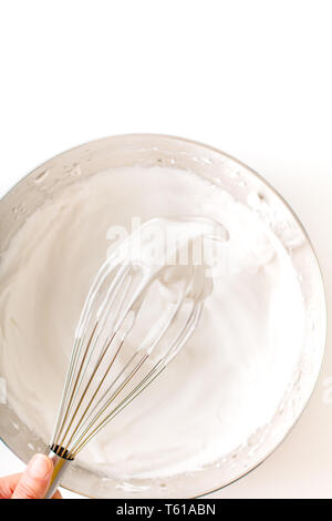 Backen Bäckerei Konzept für Eier, hausgemachte Kuchen auf weißem Hintergrund Schlagsahne Stockfoto