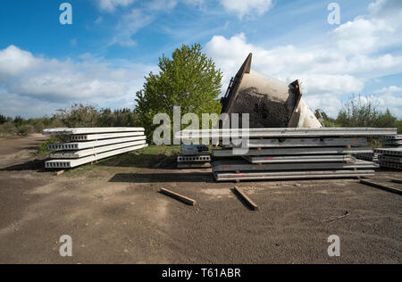 Fertige Betonfertigteile Produkte außerhalb gestapelt Stockfoto