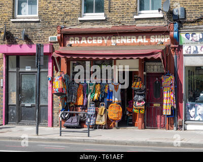 LONDON, Großbritannien - 23. JUNI 2018: Außenansicht des Graceby General Shop in der Kingsland Road in Hackney Stockfoto