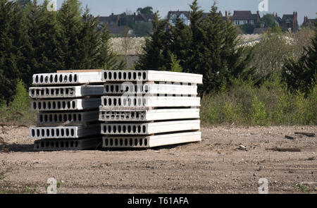 Fertige Betonfertigteile Produkte außerhalb gestapelt Stockfoto