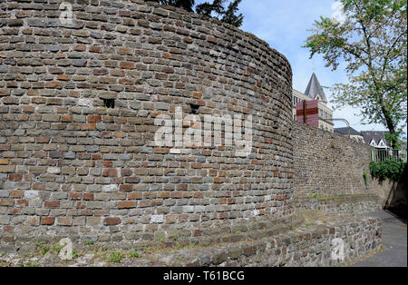 Überreste der ehemaligen römischen Stadtmauer in Köln Stockfoto