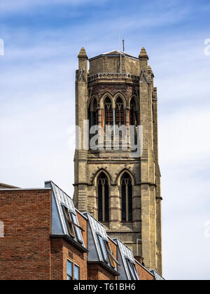 LONDON, Großbritannien - 14. JUNI 2018: Außenansicht des Western Tower of All Saints Notting Hill Church Stockfoto